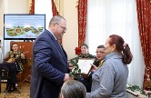 Олег Мельниченко вручил свидетельства ветеранам ВОВ и их вдовам на право улучшения жилищных условий