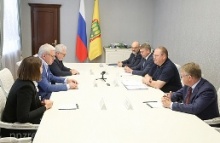Олег Мельниченко и Вячеслав Фетисов обсудили реализацию экологических проектов в регионе Олег Мельниченко и Вячеслав Фетисов обсудили реализацию экологических проектов в регионе