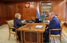Валентина Матвиенко и Олег Мельниченко провели рабочую встречу в Москве Валентина Матвиенко и Олег Мельниченко провели рабочую встречу в Москве