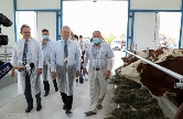 Иван Белозерцев посетил созданную при поддержке региона молочно-товарную семейную ферму Иван Белозерцев посетил созданную при поддержке региона молочно-товарную семейную ферму