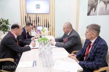 Олег Мельниченко и Син Хон Чхоль обсудили пути взаимодействия Пензенской области с КНДР Олег Мельниченко и Син Хон Чхоль обсудили пути взаимодействия Пензенской области с КНДР