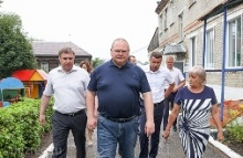 Губернатор поддержал ремонт детского сада и спортшколы в Камешкире Губернатор поддержал ремонт детского сада и спортшколы в Камешкире