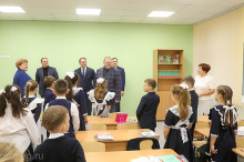 Олег Мельниченко осмотрел открывшуюся после капремонта школу в Шемышейке Олег Мельниченко осмотрел открывшуюся после капремонта школу в Шемышейке