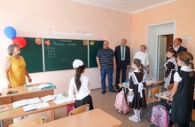 Олег Мельниченко проверил качество ремонта школы в селе Колдаис Шемышейского района