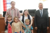 Иван Белозерцев вручил жилищные сертификаты молодым семьям Иван Белозерцев вручил жилищные сертификаты молодым семьям
