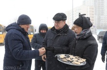 Олег Мельниченко вручил водителям школьного транспорта ключи от 49 новых автобусов