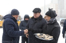 Олег Мельниченко вручил водителям школьного транспорта ключи от 49 новых автобусов Олег Мельниченко вручил водителям школьного транспорта ключи от 49 новых автобусов