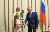 Губернатор вручил жилищные сертификаты сельским специалистам Губернатор вручил жилищные сертификаты сельским специалистам