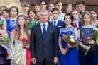 Иван Белозерцев вручил золотые медали лучшим выпускникам Каменского района Иван Белозерцев вручил золотые медали лучшим выпускникам Каменского района
